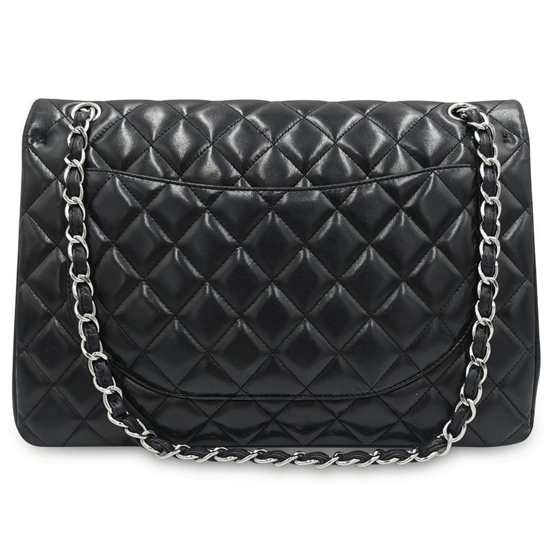 Sort Maxi Classic double flap taske fra brand: CHANEL - We Do Vintage