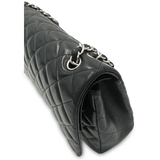 Sort Maxi Classic double flap taske fra brand: CHANEL - We Do Vintage
