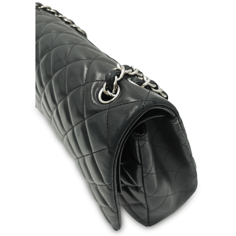 Sort Maxi Classic double flap taske fra brand: CHANEL - We Do Vintage
