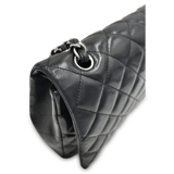 Sort Maxi Classic double flap taske fra brand: CHANEL - We Do Vintage