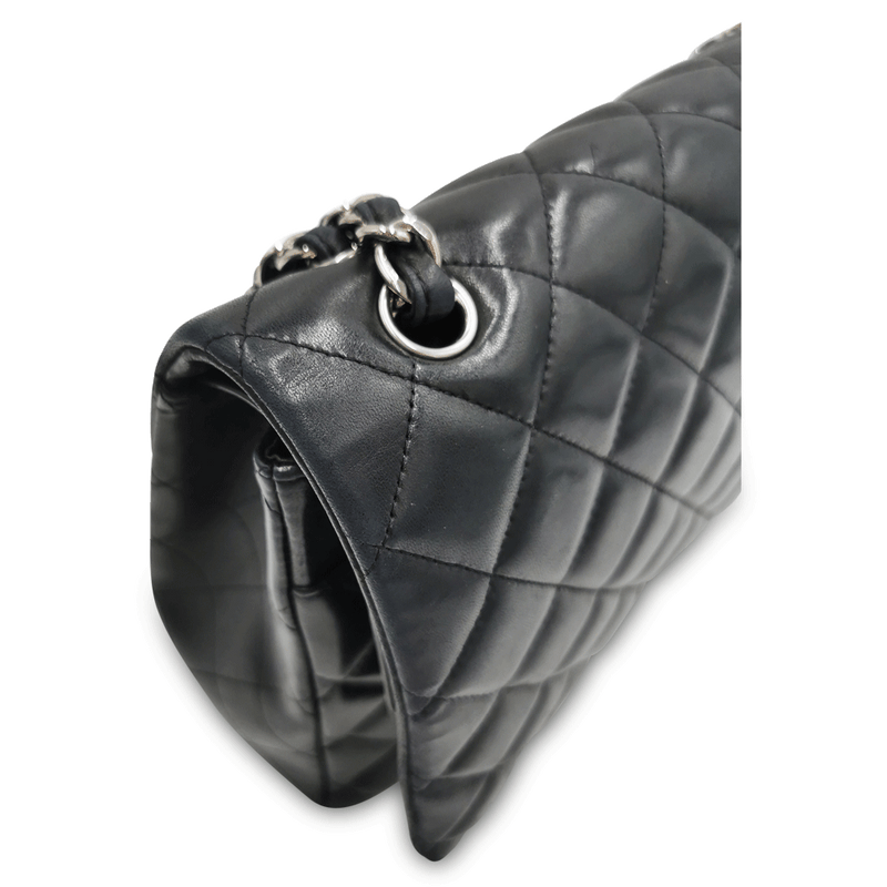 Sort Maxi Classic double flap taske fra brand: CHANEL - We Do Vintage