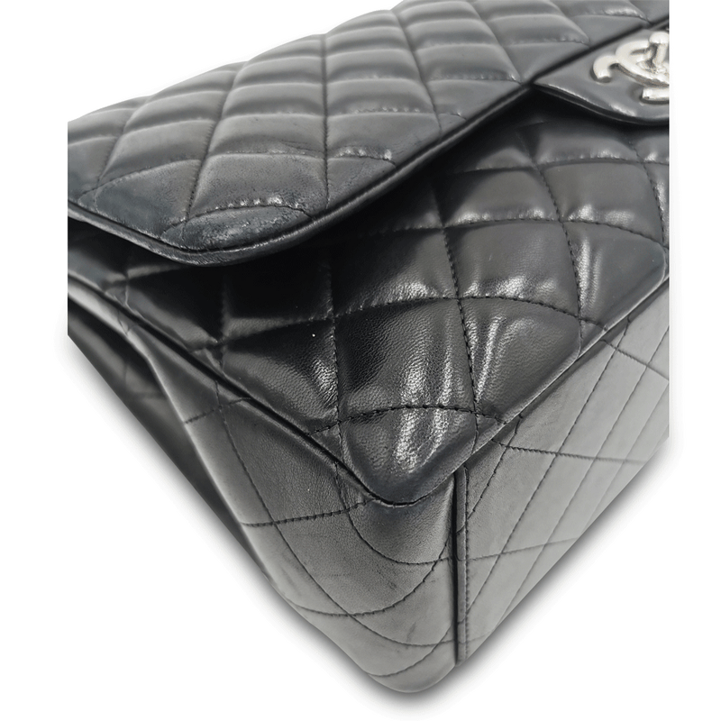 Sort Maxi Classic double flap taske fra brand: CHANEL - We Do Vintage