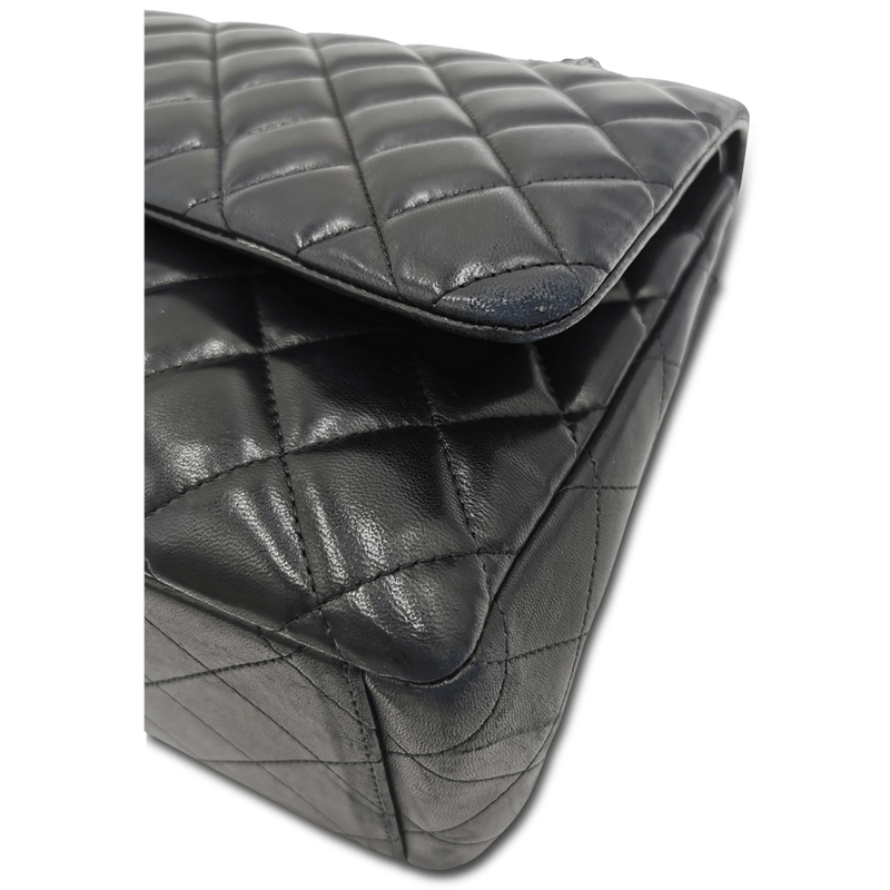Sort Maxi Classic double flap taske fra brand: CHANEL - We Do Vintage