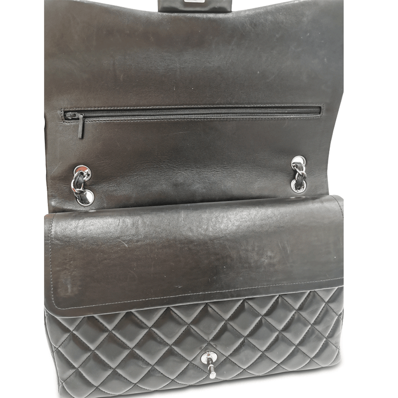 Sort Maxi Classic double flap taske fra brand: CHANEL - We Do Vintage