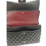 Sort Maxi Classic double flap taske fra brand: CHANEL - We Do Vintage