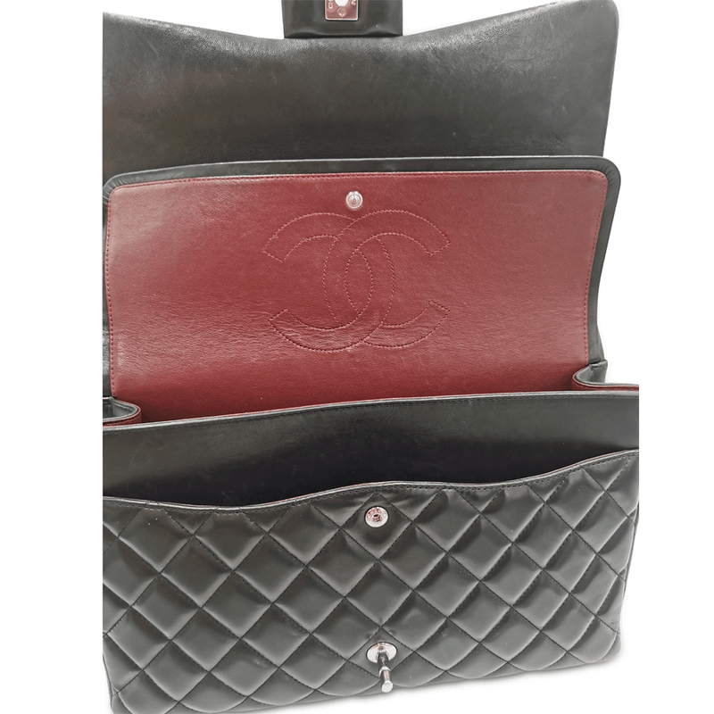 Sort Maxi Classic double flap taske fra brand: CHANEL - We Do Vintage