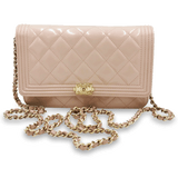 Lyserød boy patent WOC taske fra brand: CHANEL - We Do Vintage