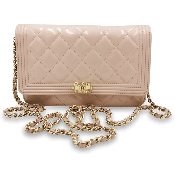 Lyserød boy patent WOC taske fra brand: CHANEL - We Do Vintage