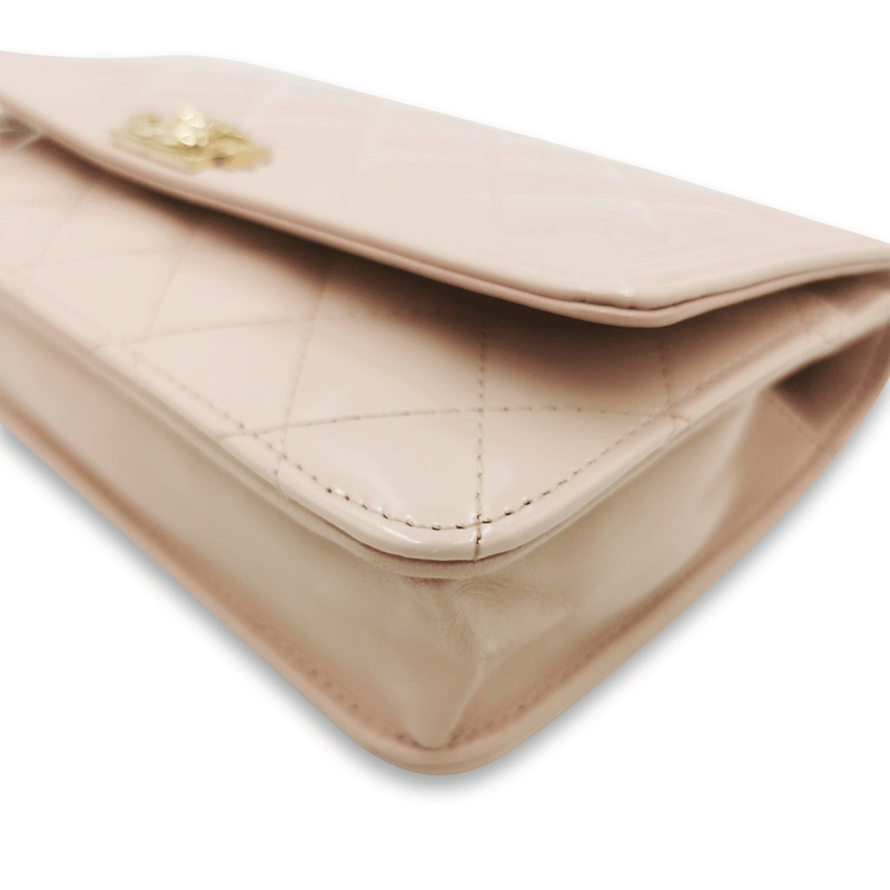Lyserød boy patent WOC taske fra brand: CHANEL - We Do Vintage