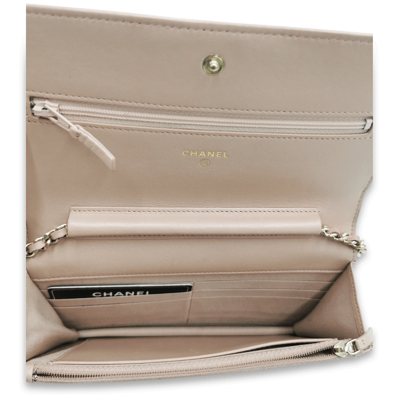 Lyserød boy patent WOC taske fra brand: CHANEL - We Do Vintage
