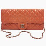 Orange patent woc taske fra brand: CHANEL - We Do Vintage