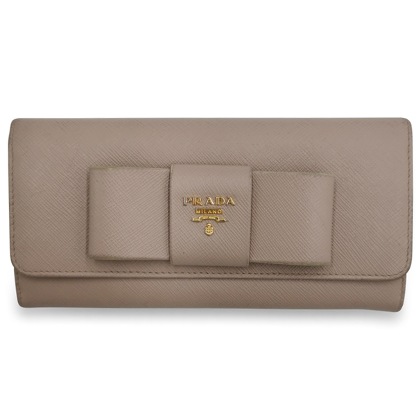 Beige Saffiano Bow Wallet taske fra brand: PRADA - We Do Vintage