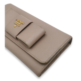 Beige Saffiano Bow Wallet taske fra brand: PRADA - We Do Vintage