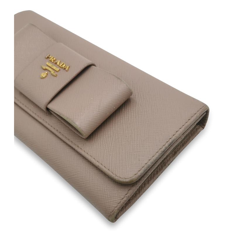 Beige Saffiano Bow Wallet taske fra brand: PRADA - We Do Vintage