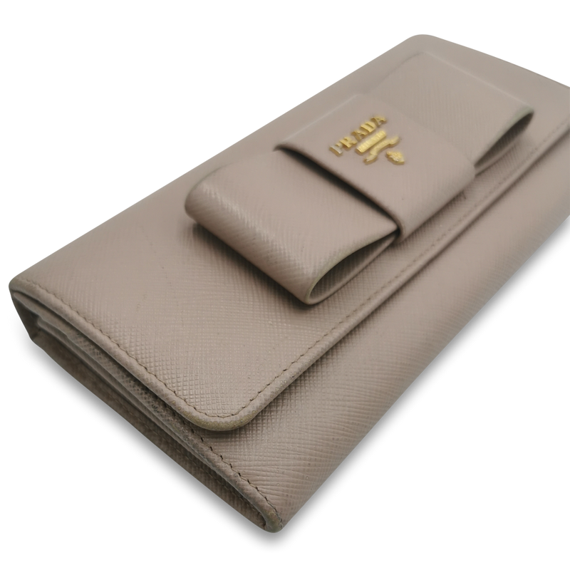 Beige Saffiano Bow Wallet taske fra brand: PRADA - We Do Vintage
