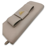 Beige Saffiano Bow Wallet taske fra brand: PRADA - We Do Vintage