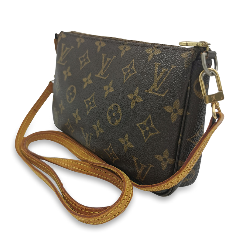 Monogram Canvas Pochette Accessoires m. crossbody rem taske fra brand: LOUIS VUITTON - We Do Vintage