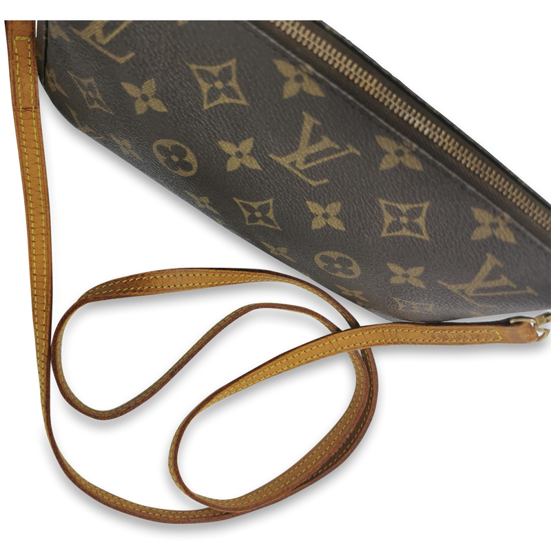 Monogram Canvas Pochette Accessoires m. crossbody rem taske fra brand: LOUIS VUITTON - We Do Vintage