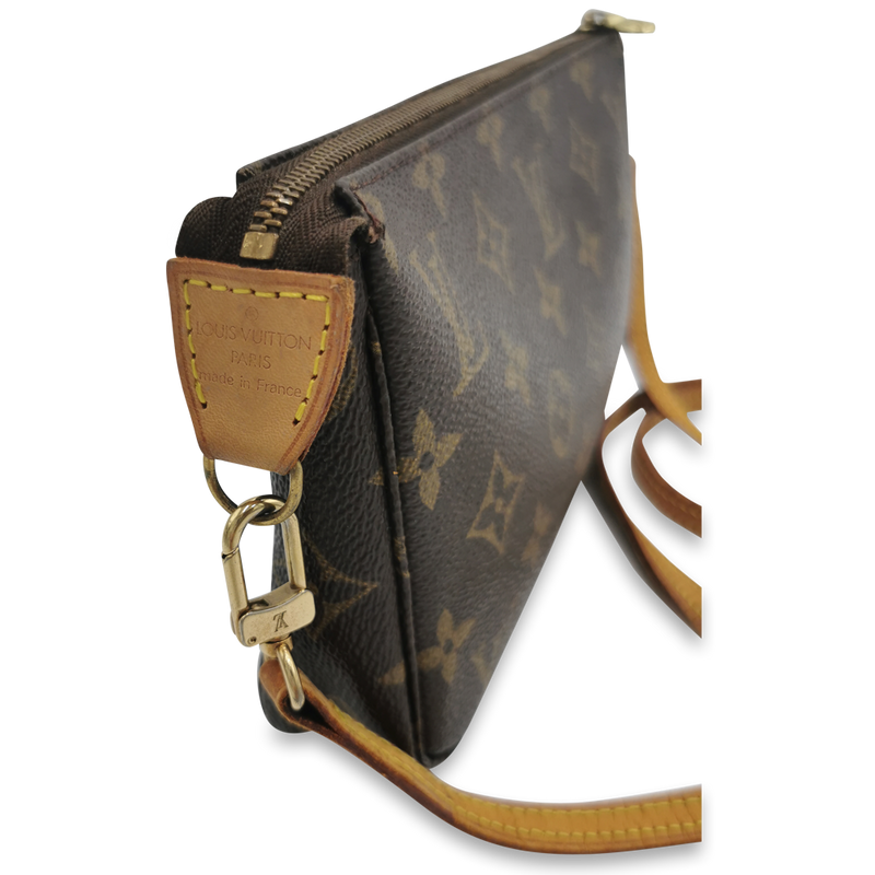 Monogram Canvas Pochette Accessoires m. crossbody rem taske fra brand: LOUIS VUITTON - We Do Vintage