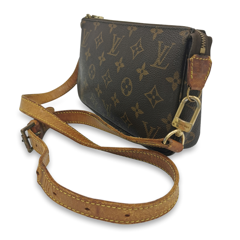 Monogram Canvas Pochette Accessoires m. crossbody rem taske fra brand: LOUIS VUITTON - We Do Vintage