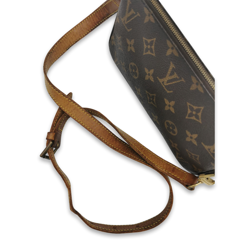 Monogram Canvas Pochette Accessoires m. crossbody rem taske fra brand: LOUIS VUITTON - We Do Vintage