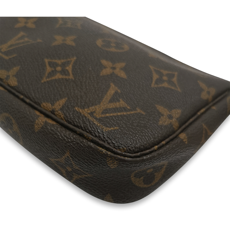Monogram Canvas Pochette Accessoires m. crossbody rem taske fra brand: LOUIS VUITTON - We Do Vintage