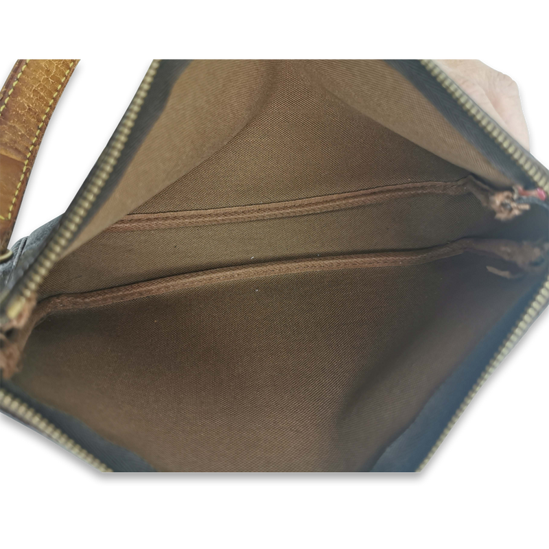 Monogram Canvas Pochette Accessoires m. crossbody rem taske fra brand: LOUIS VUITTON - We Do Vintage