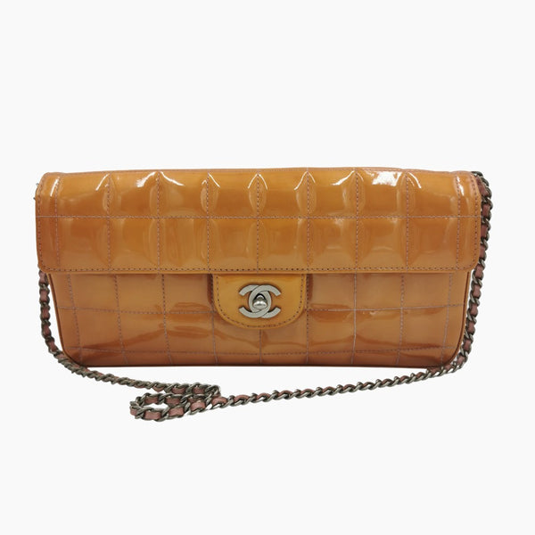 Orange patent east west chocolate bar taske fra brand: CHANEL - We Do Vintage