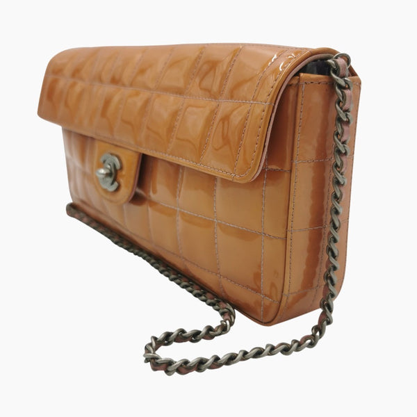 Orange patent east west chocolate bar taske fra brand: CHANEL - We Do Vintage