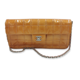 Orange patent east west chocolate bar taske fra brand: CHANEL - We Do Vintage