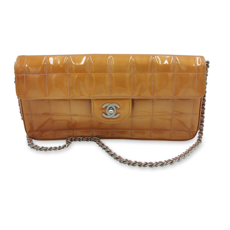 Orange patent east west chocolate bar taske fra brand: CHANEL - We Do Vintage