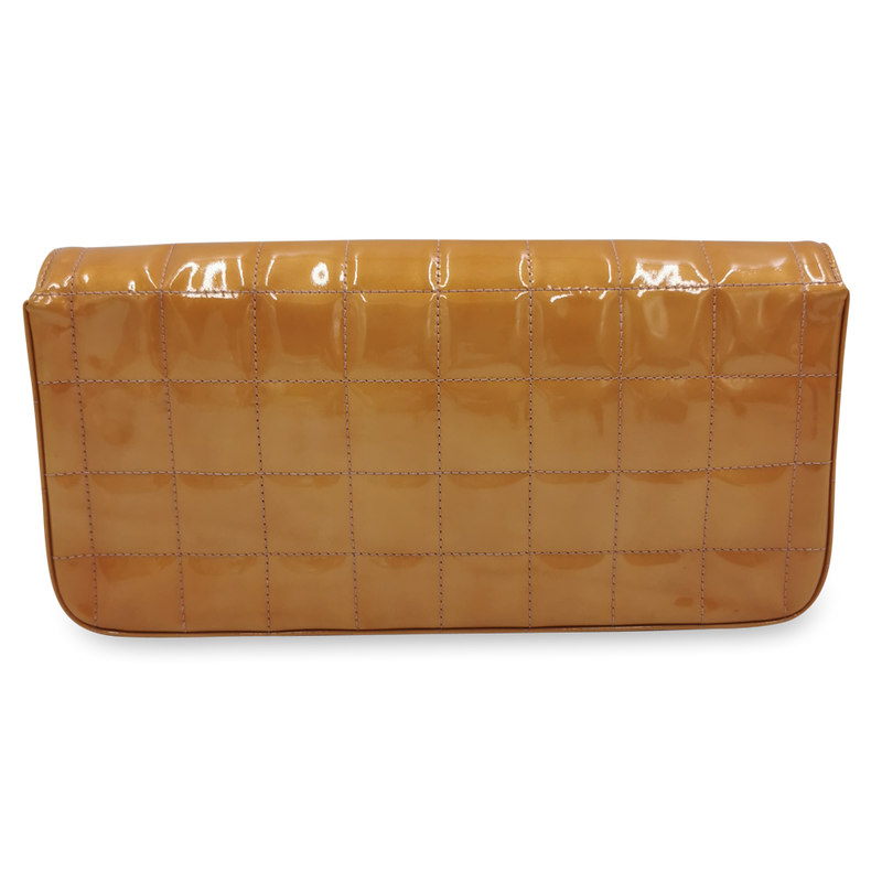 Orange patent east west chocolate bar taske fra brand: CHANEL - We Do Vintage