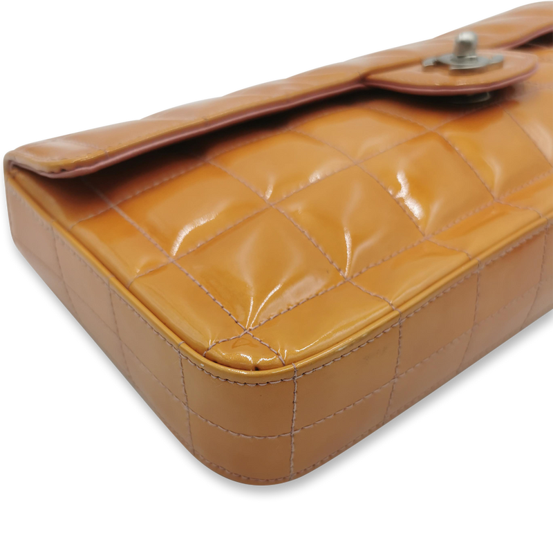 Orange patent east west chocolate bar taske fra brand: CHANEL - We Do Vintage