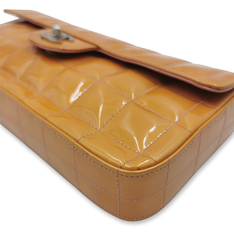 Orange patent east west chocolate bar taske fra brand: CHANEL - We Do Vintage