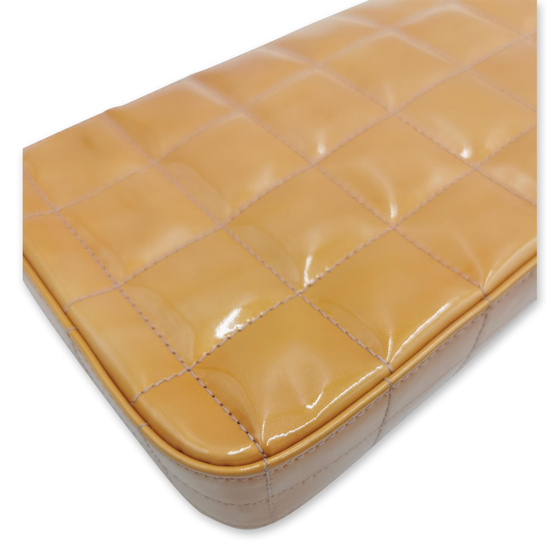 Orange patent east west chocolate bar taske fra brand: CHANEL - We Do Vintage