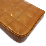 Orange patent east west chocolate bar taske fra brand: CHANEL - We Do Vintage