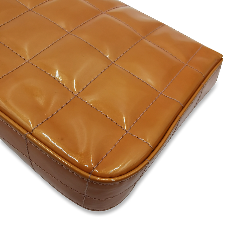 Orange patent east west chocolate bar taske fra brand: CHANEL - We Do Vintage