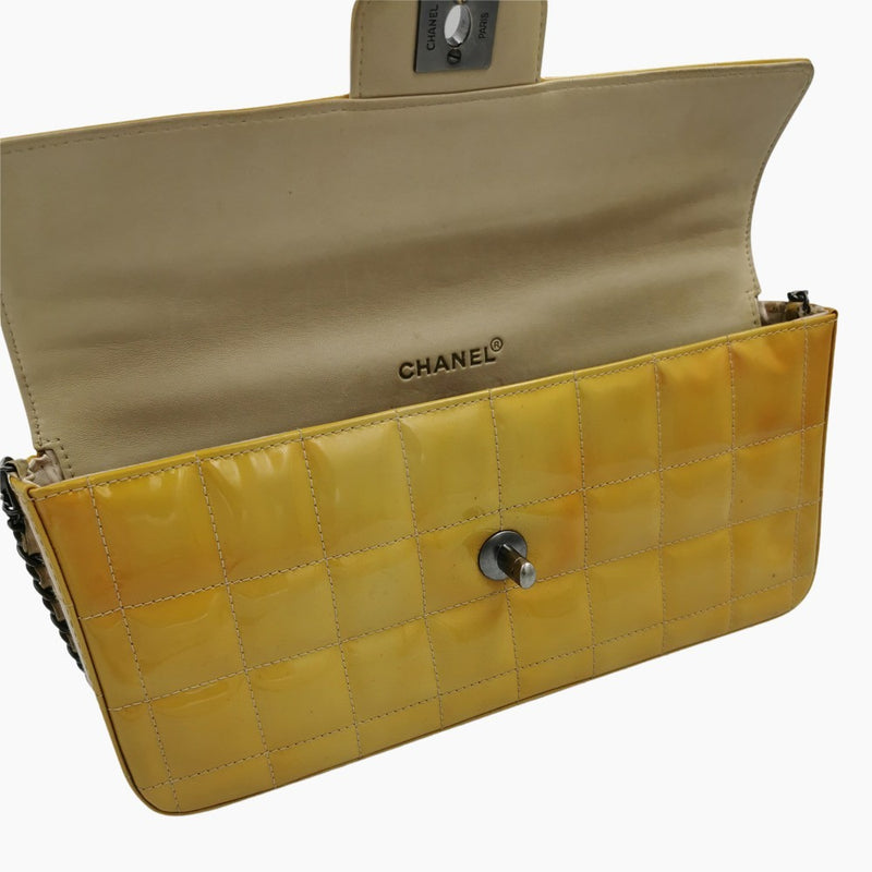 Gul patent east west chocolate bar taske fra brand: CHANEL - We Do Vintage
