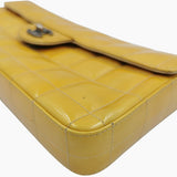 Gul patent east west chocolate bar taske fra brand: CHANEL - We Do Vintage