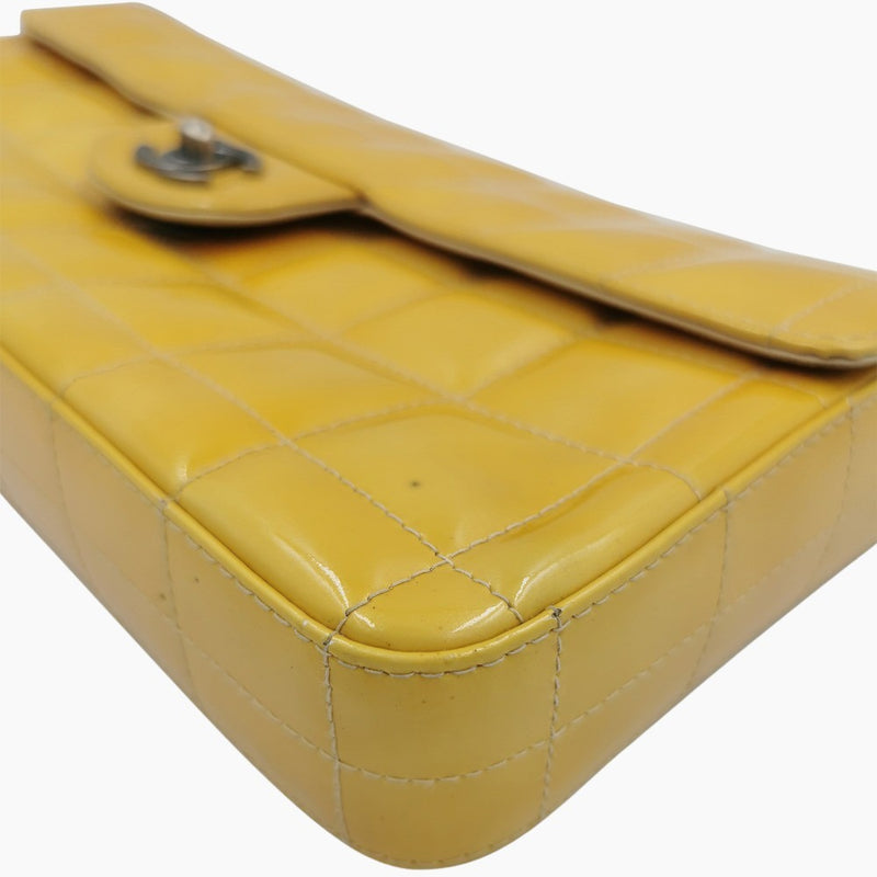 Gul patent east west chocolate bar taske fra brand: CHANEL - We Do Vintage