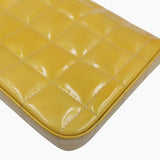 Gul patent east west chocolate bar taske fra brand: CHANEL - We Do Vintage