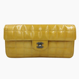 Gul patent east west chocolate bar taske fra brand: CHANEL - We Do Vintage