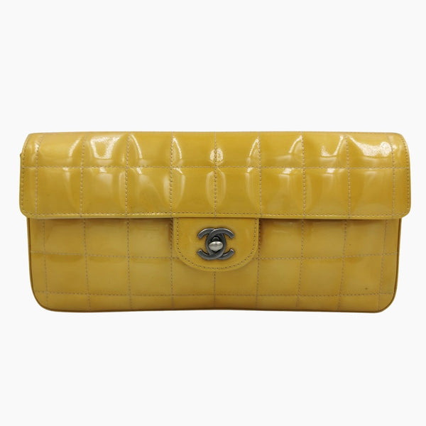 Gul patent east west chocolate bar taske fra brand: CHANEL - We Do Vintage