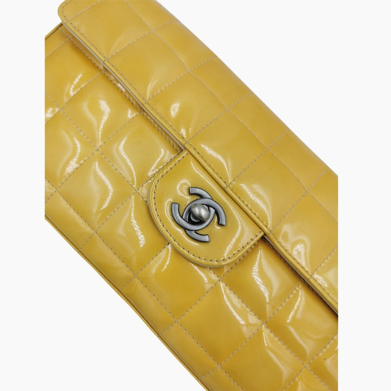 Gul patent east west chocolate bar taske fra brand: CHANEL - We Do Vintage