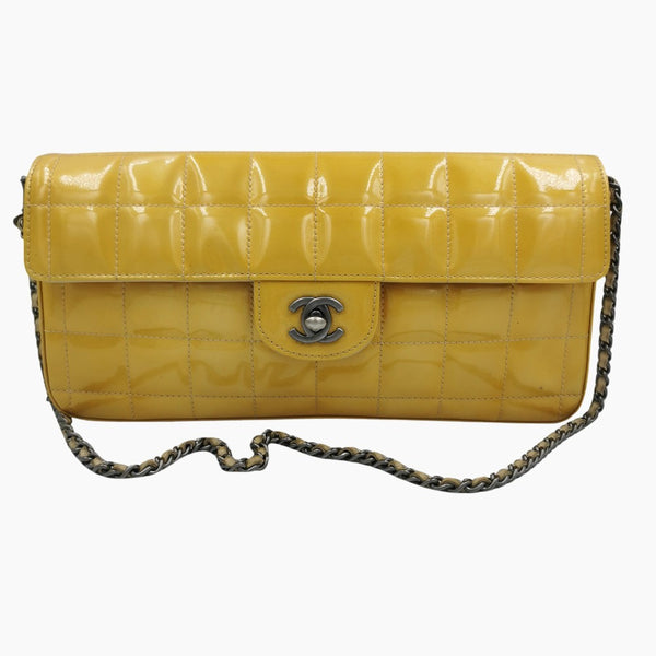 Gul patent east west chocolate bar taske fra brand: CHANEL - We Do Vintage