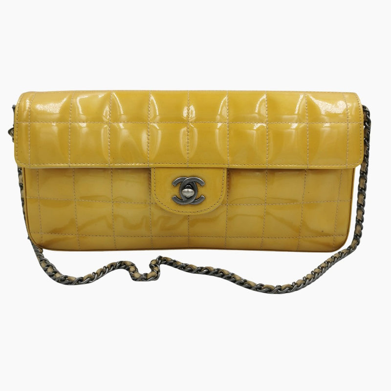 Gul patent east west chocolate bar taske fra brand: CHANEL - We Do Vintage