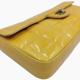 Gul patent east west chocolate bar taske fra brand: CHANEL - We Do Vintage