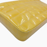 Gul patent east west chocolate bar taske fra brand: CHANEL - We Do Vintage