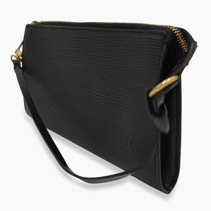 Sort Epi læder Pochette Accessoires taske fra brand: LOUIS VUITTON - We Do Vintage
