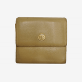 Beige compact wallet taske fra brand: CHANEL - We Do Vintage